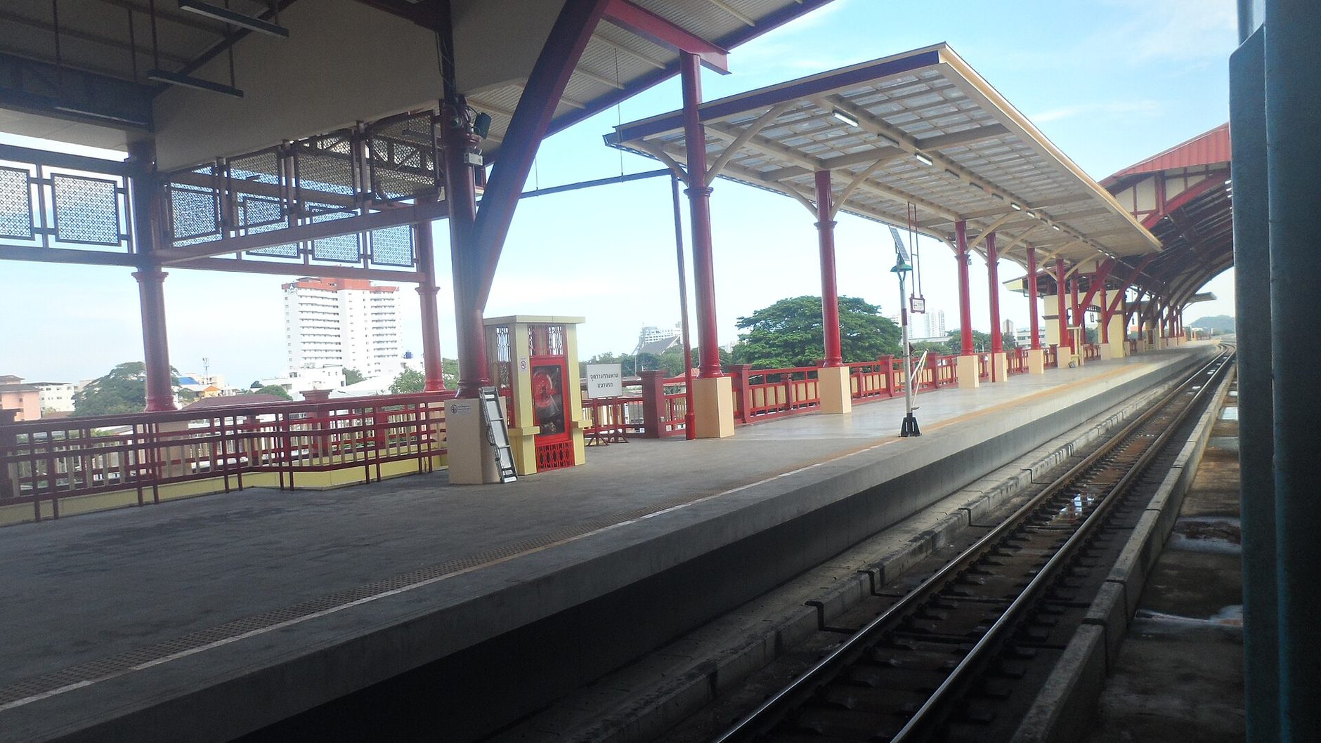 The elevated platforms of Hua Hin’s new railway station, with the double track running alongside.